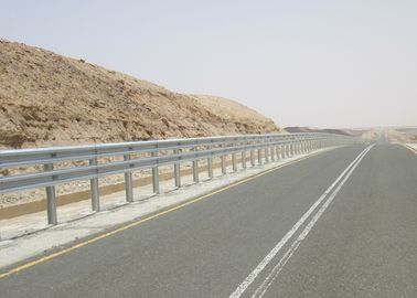 Os sistemas laminados do corrimão da estrada impedem a motocicleta/carros que cruza a estrada